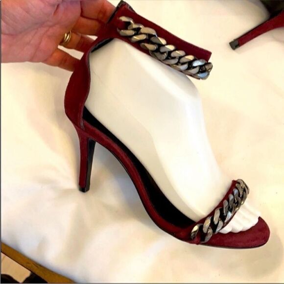 ELSEWALKER SUPER COMFORTABLE WINE SUEDE AND GUNMETAL CHAIN PUMPS.  NEW - Picture 1 of 10